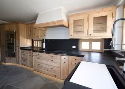 Altholküche mit Naturstein