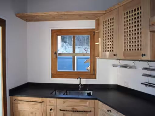 Altholz mit Engadiner Gitter