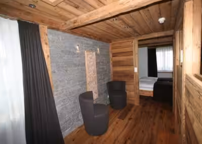 Altholz mit Naturstein kombiniert