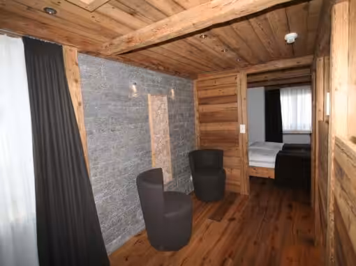 Altholz mit Naturstein kombiniert