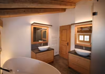 Altholz mit Vollkern und LED-Beleuchtung