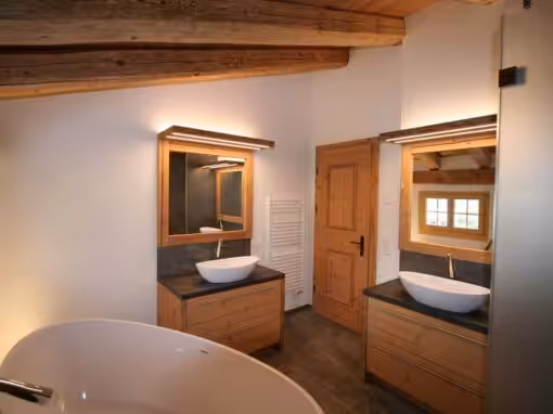 Altholz mit Vollkern und LED-Beleuchtung