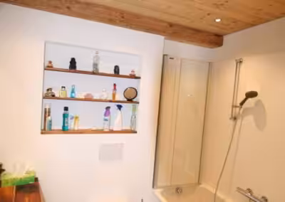 Altholzdecke mit weissem Spritzschutz