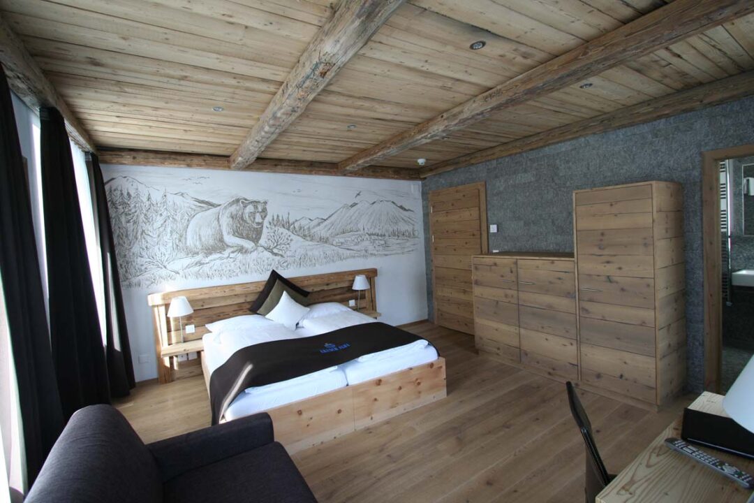 Altholzdecke und Möbel