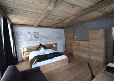 Altholzdecke und Möbel