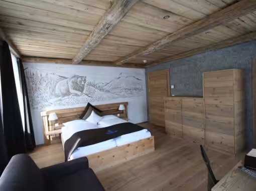 Altholzdecke und Möbel