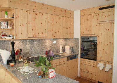 Arvenholzküche mit Granitabdeckung und Rückwand
