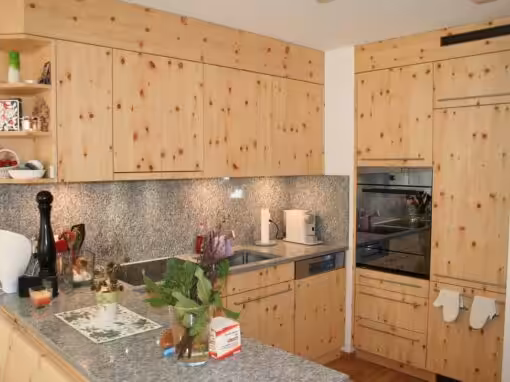 Arvenholzküche mit Granitabdeckung und Rückwand