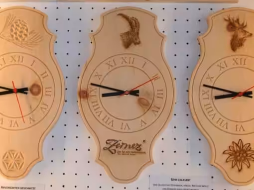 Arvenholzuhren geschnitzt und gelasert