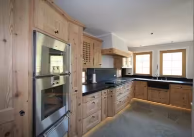 Beistösse in der mordernen Küche