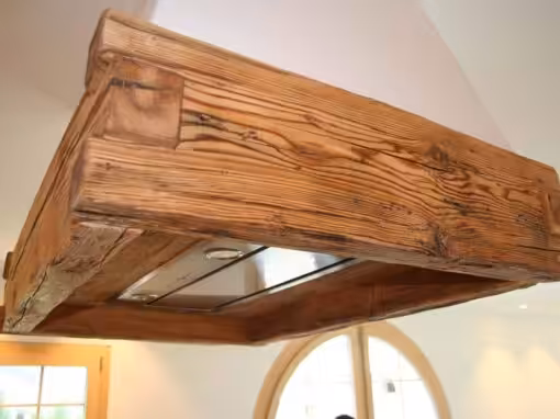 Damfpabzugshutte mit Altholzbalken