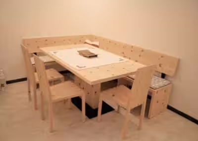 Eckbank Tisch und Stabellen in Arvenholz massiv