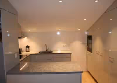 Edle Glanzfronten und Granitabdeckung