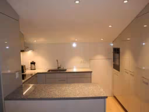 Edle Glanzfronten und Granitabdeckung