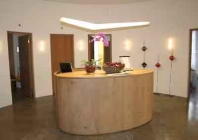 Empfangskorpus Elypse in Eiche