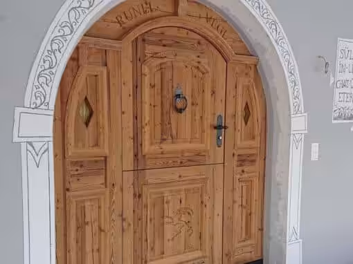 Engadiner Haustüre in Altholz