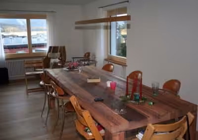 Esstisch in Stalllärche gehobelt und gebürstet