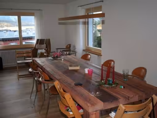 Esstisch in Stalllärche gehobelt und gebürstet