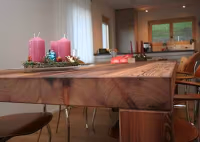 Esstisch in Stalllärche massiv