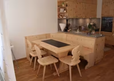 Esszimmermöblierung in Arvenholz mit Schiefereinlage