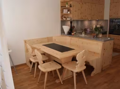 Esszimmermöblierung in Arvenholz mit Schiefereinlage