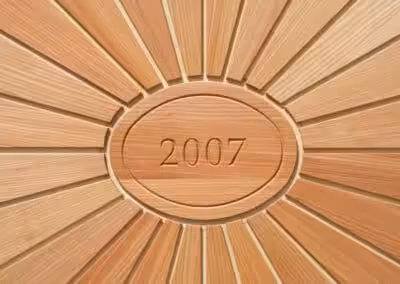 Garagentor in Lärche mit Sonnenmotiv