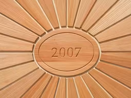 Garagentor in Lärche mit Sonnenmotiv