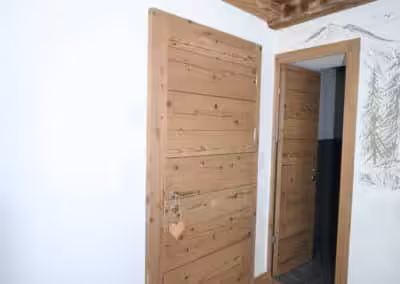 Glatte Brandschutztüren mit Brettoptikfurnier