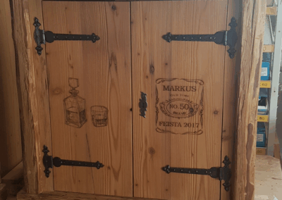 Grafiken in Altholz gelasert