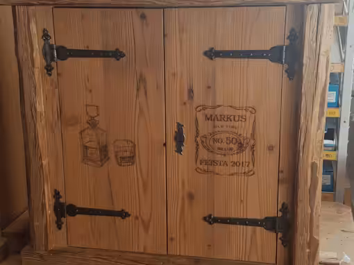 Grafiken in Altholz gelasert