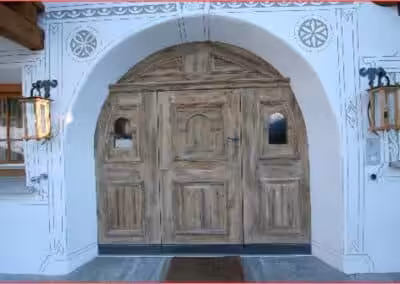 Haustüre im Engadinerstil