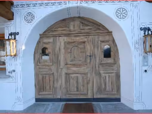 Haustüre im Engadinerstil