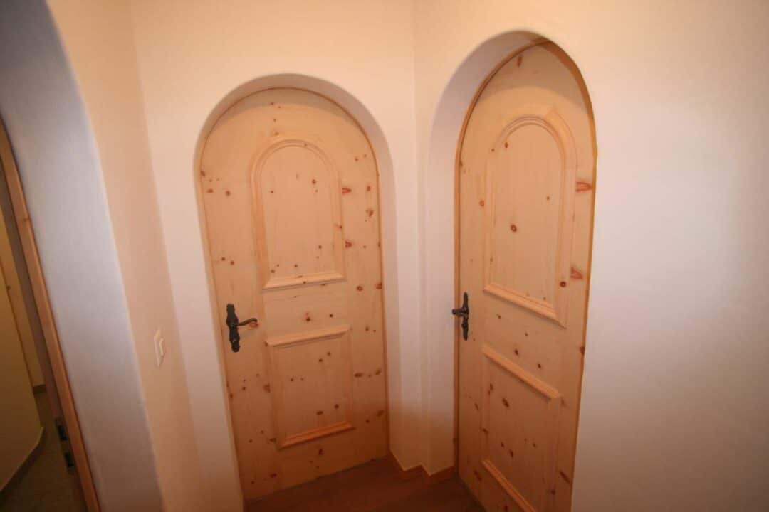 Innentüren in Arve mit Rundbogen
