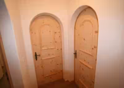 Innentüren in Arve mit Rundbogen