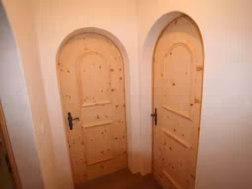 Innentüren in Arve mit Rundbogen