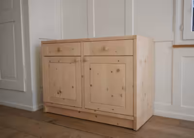 Kommode Türli und Schubladen