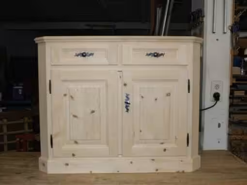 Kommode in Arvenholz gestemmt