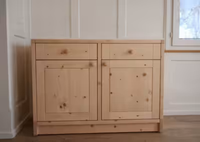 Kommode mit Türli und Schubladen