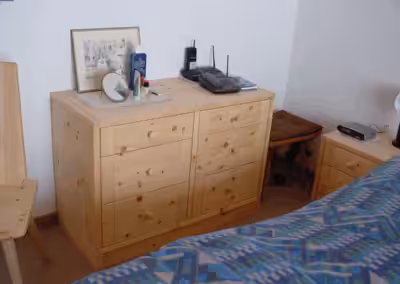 Kommode mit sechs Schubladen