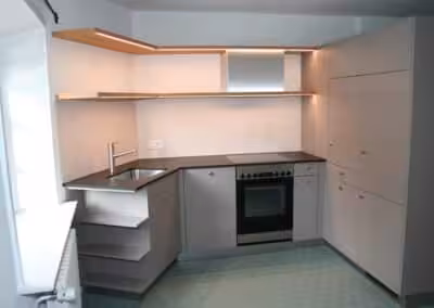 Kompakte Küche mit Lärchentablare