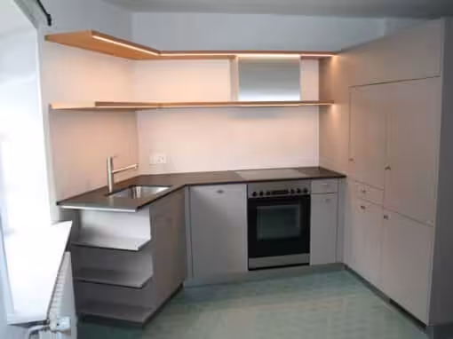 Kompakte Küche mit Lärchentablare