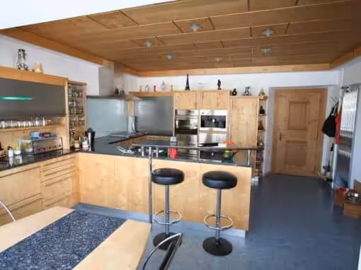 Küche Apfelbirke und Naturstein