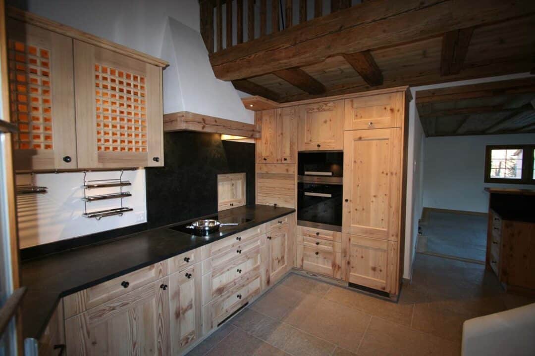 Küche in Altholz mit Durchreiche und Hutte