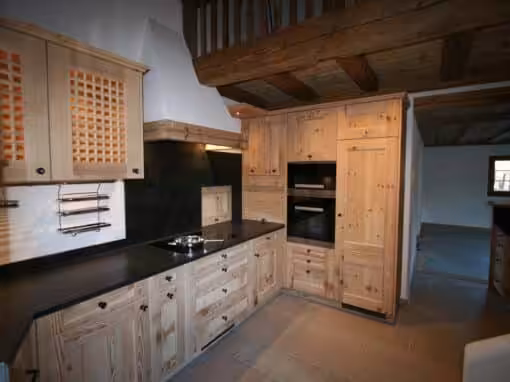 Küche in Altholz mit Durchreiche und Hutte