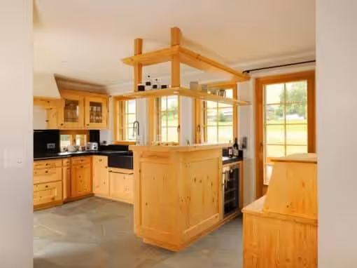 Küche mit Beistösse in Altholz