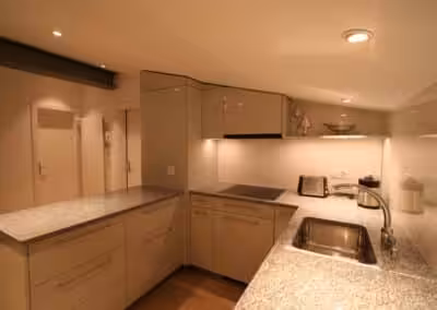 Küche mit Glanzfronten grau in Dachschräge eingepasst