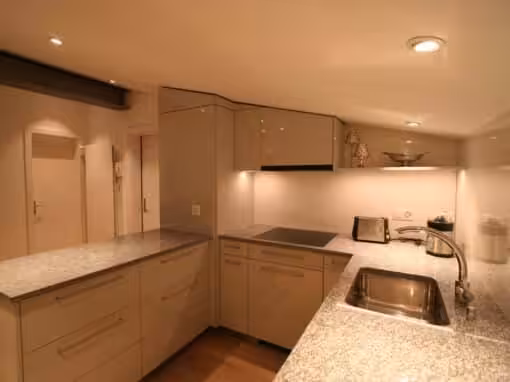 Küche mit Glanzfronten grau in Dachschräge eingepasst