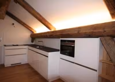 Küche mit Muldenlüfter in Dachwohnung