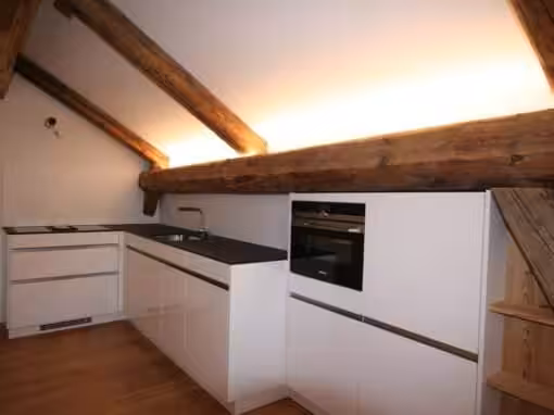 Küche mit Muldenlüfter in Dachwohnung