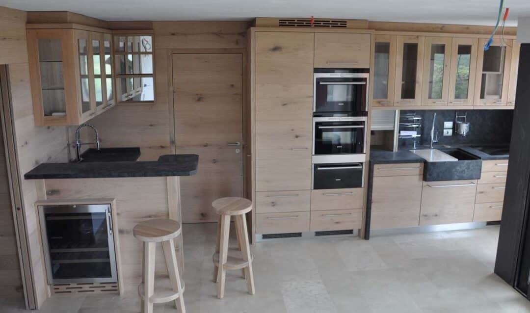 Küche mit Natursteinbecken in Eiche astig